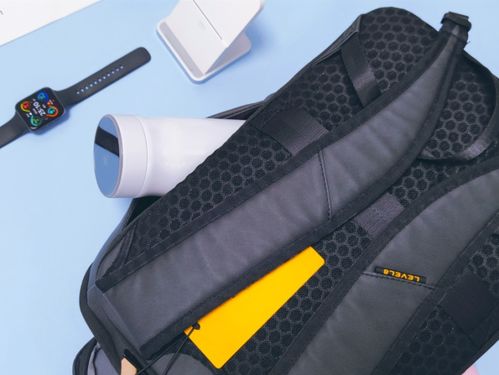 地平線8號(hào)零感背包輕體驗(yàn) 當(dāng)極簡(jiǎn)風(fēng)格撞上level 8,三層零感體驗(yàn)打造精品背包